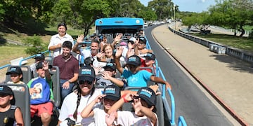 Gurises de las colonias municipales de verano disfrutan del Bus Turístico.