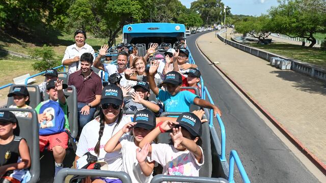 Gurises de las colonias municipales de verano disfrutan del Bus Turístico.