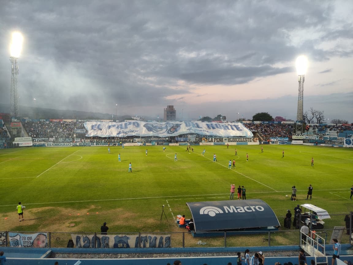 Los nubarrones del cielo jujeño eran presagio de una tarde complicada en el estadio "23 de Agosto": jugadores lesionados y una derrota que golpeó duro al "Lobo" jujeño.