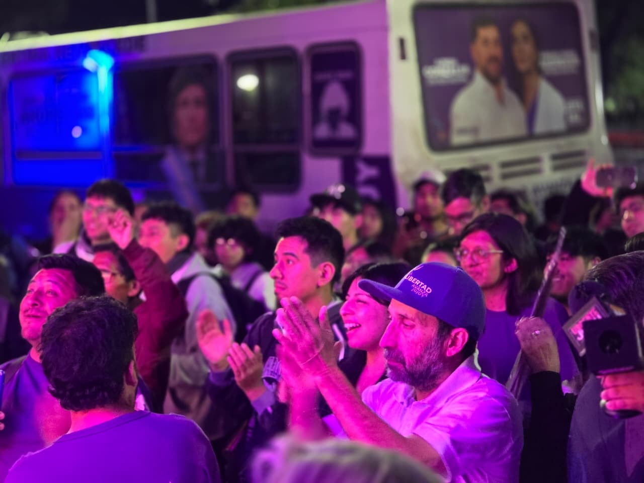 La celebración del triunfo electoral de este domingo se hizo sentir en el local partidario de La Libertad Avanza, en la avenida Hipólito Yrigoyen.