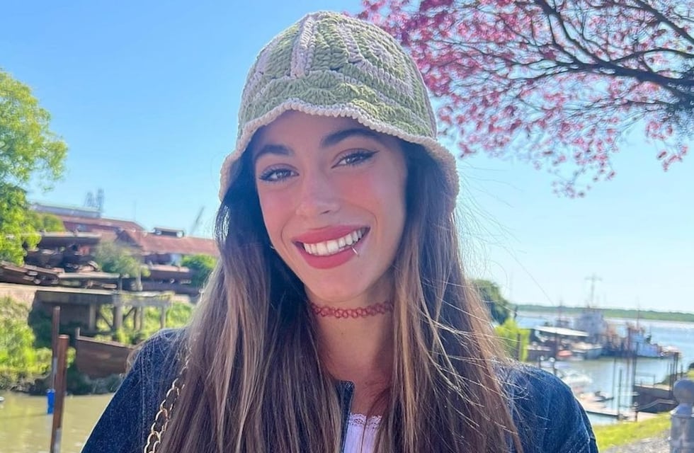 Tini Stoessel impactó con un vestido rojo radiante en la red carpet los Premios Billboard Latinos 2022