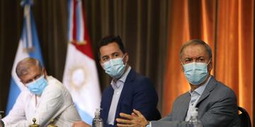 El gobernador Juan Schiaretti suscribe el acuerdo, pero sin suba ni creación de impuestos. Firma el vice Manuel Calvo, al centro (Gentileza Prensa Gobernación).