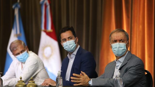 El gobernador Juan Schiaretti suscribe el acuerdo, pero sin suba ni creación de impuestos. Firma el vice Manuel Calvo, al centro (Gentileza Prensa Gobernación).