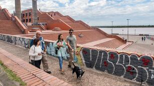 La ciudad se despertó con el cielo ligeramente nublado.