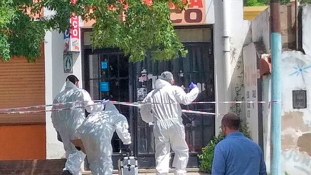 La Policía Judicial reúne pruebas en el kiosco donde fue hallado un hombre sin vida.