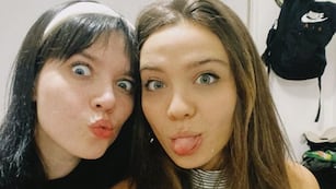 El pícaro video entre Malena Narvay y Mica Suárez: “¿Y el beso?”.