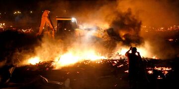 Más de un centenar de personas colaboró para sofocar el siniestro. Diario de Cuyo