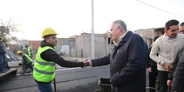 El gobernador visitó su ciudad natal para supervisar pavimento y la restauración de la histórica Biblioteca Mariano Moreno. Defendió la gestión local y la distribución federal del presupuesto provincial.