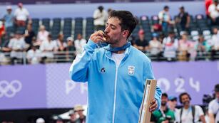 José "Maligno" Torres con su medalla dorada en el podio de BMX (Prensa COI)