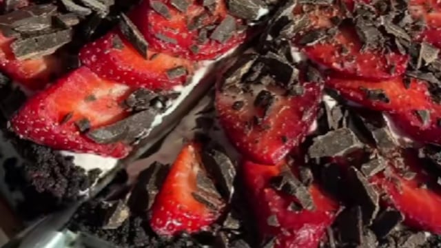 Cómo hacer una tarta de frutillas con solo 5 ingredientes y sin horno: receta lista en 15 minutos