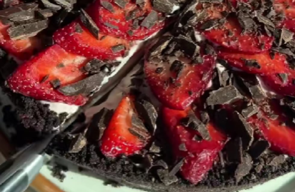 Cómo hacer una tarta de frutillas con solo 5 ingredientes y sin horno: receta lista en 15 minutos