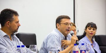 El concejal Lisandro Mársico durante el encuentro con delegados del SEOM