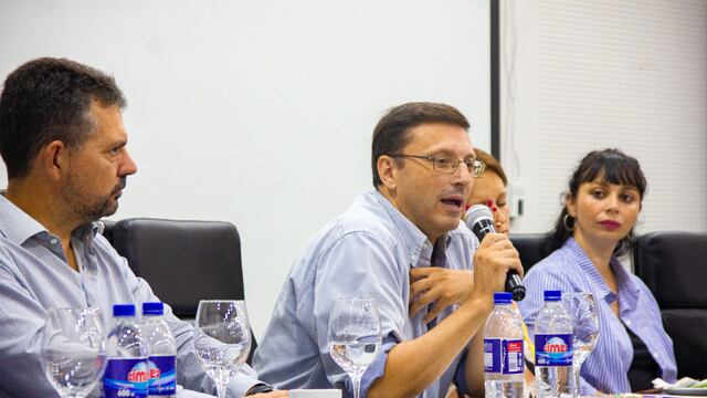 El concejal Lisandro Mársico durante el encuentro con delegados del SEOM