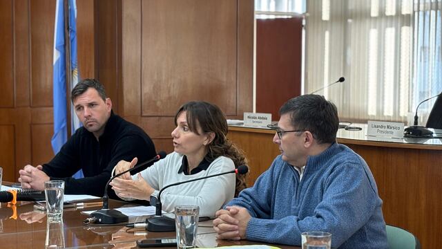 Silvina Bravino, Secretaria de Hacienda y Finanzas y Alejandro Zimmerman, encargado de la Dirección de Reparación y Logística del Municipio.