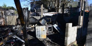 La vivienda se redujo a cenizas. (José Gabriel Hernández)