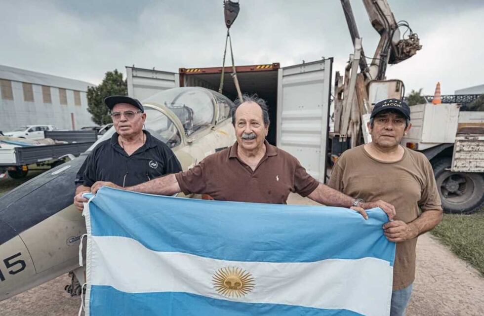 Está en casa: volvió  a la Argentina un avión histórico de la Guerra de Malvinas