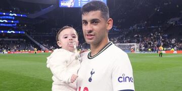 Cristian Romero pasa tiempo con su hijo, Valentino.