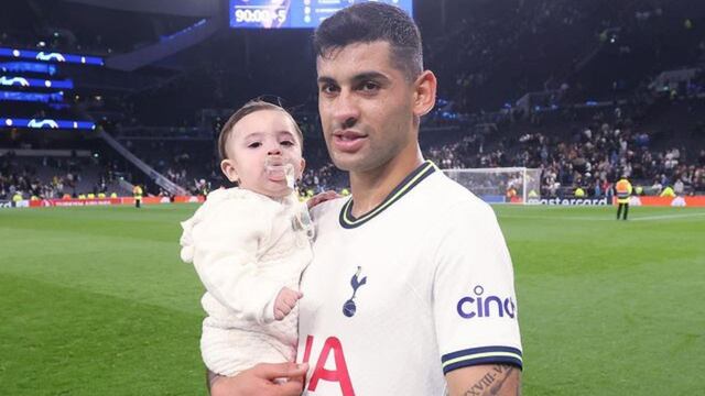 Cristian Romero pasa tiempo con su hijo, Valentino.