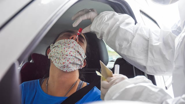 Hisopado en autos.