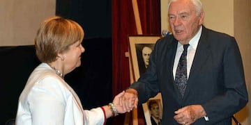 Premió a Edgar Wildfeuer, sobreviviente de Auschwitz / También distinguió a gente del arte y la cultura.