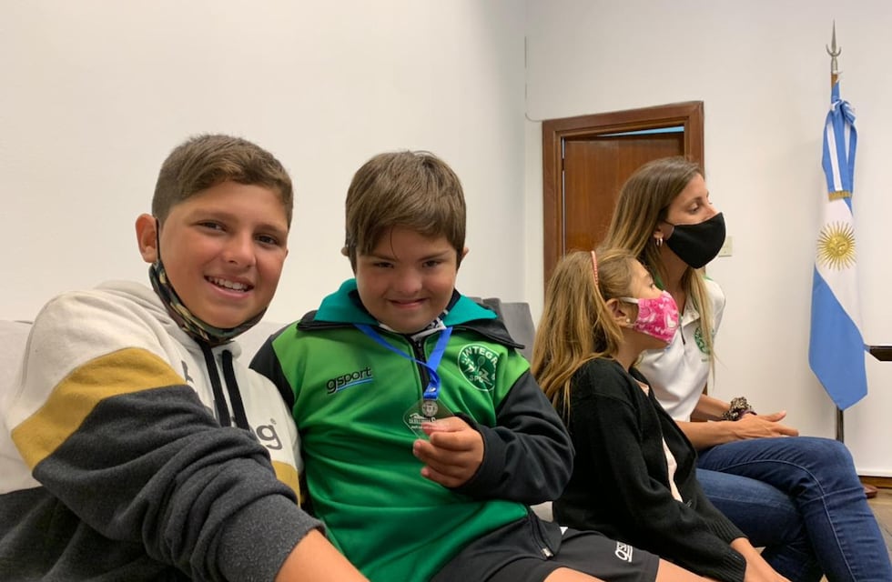 Emotivo encuentro con Santi, el nadador marplatense de 9 años que completó los 1500 metros en aguas abiertas