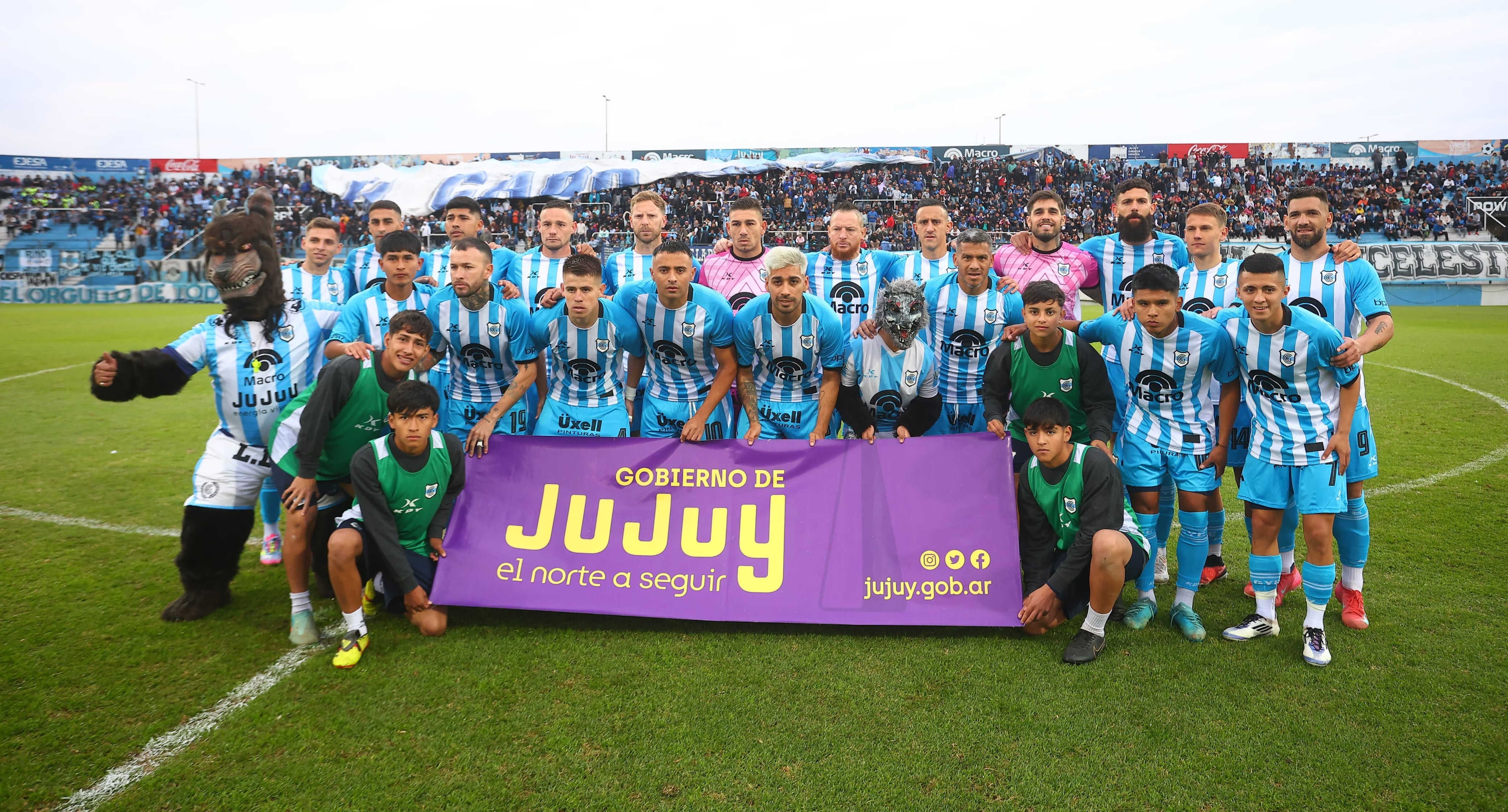 Un importante marco de público recibió al equipo profesional de Gimnasia y Esgrima de Jujuy en su ingreso al césped del estadio "23 de Agosto".