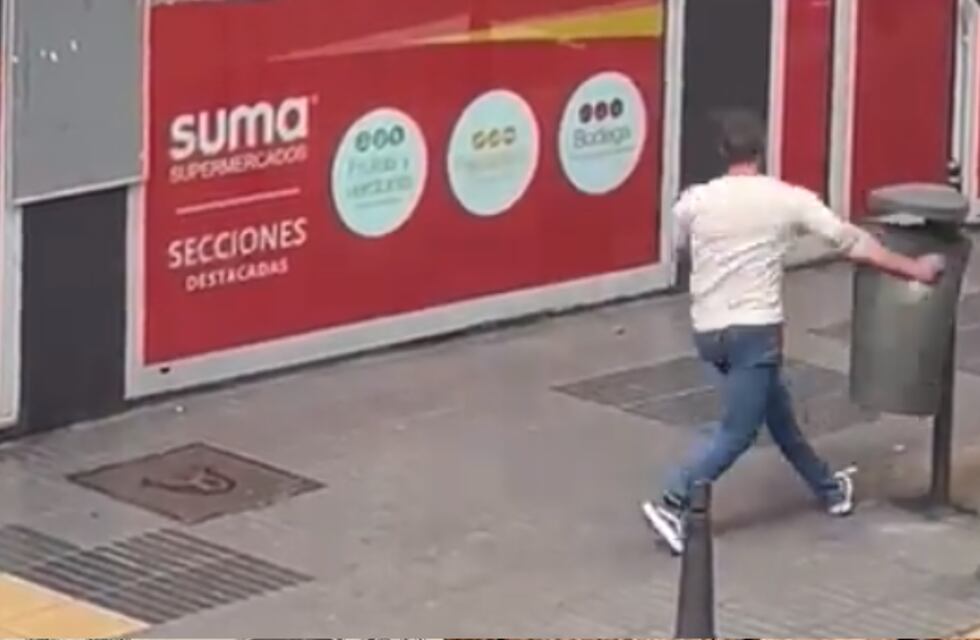 Video: se “agarró” a trompadas con un tacho de basura y perdió