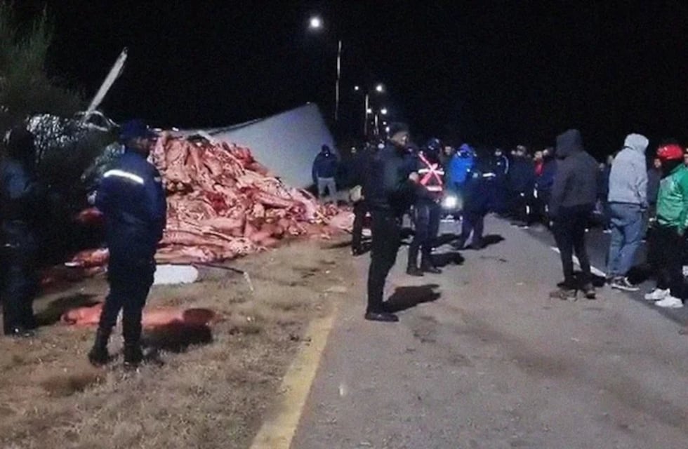 Video: volcó un camión que transportaba carne en San Luis y la gente se agolpó para saquearlo