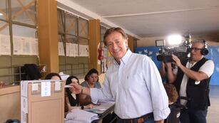 Votó Rodolfo Suárez, gobernador de Mendoza, que finaliza su mandato en diciembre.