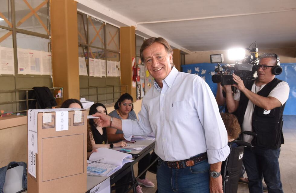 El gobernador Rodolfo Suárez, el primero en ir a sufragar: “Decidí mi voto en el cuarto oscuro”