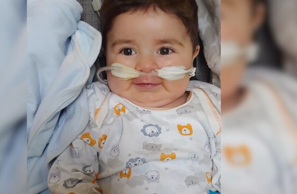 Con mucha emoción, los padres de Santi mostraron como mejora su salud con una dulce foto