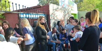 Padres de alumnos tomaron la escuela Rafaela Sanchez de Caldelari en barrio Ayacucho pidiendo investigacion por supuesto abuso de un niño.