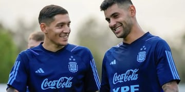 Nahuel Molina y el también cordobés Cuti Romero. El lateral derecho llegó a su Embalse natal para las fiestas navideñas.