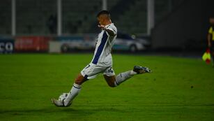 Gustavo Bou probó y, en complicidad con el arquero de Independiente Rivadavia, puso el 1 a 1 para Talleres (Nicolás Bravo / La Voz).