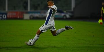 Gustavo Bou probó y, en complicidad con el arquero de Independiente Rivadavia, puso el 1 a 1 para Talleres (Nicolás Bravo / La Voz).