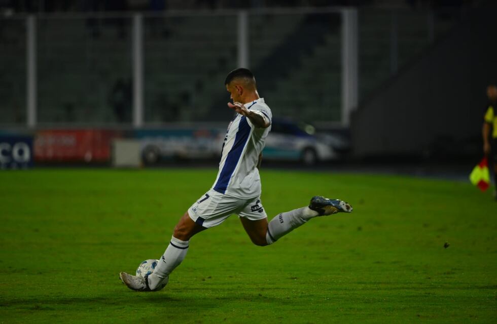 El primer gol de la Pantera Bou para Talleres, a medias con el arquero