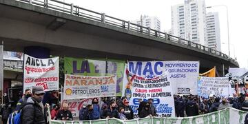 Los manifestantes que reclaman ser reincorporados a sus puestos laborales. Foto Clarín.