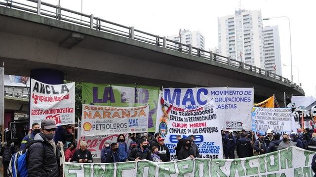 Los manifestantes que reclaman ser reincorporados a sus puestos laborales. Foto Clarín.