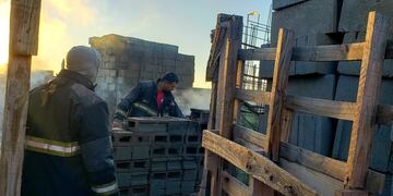 Los bomberos debieron acudir al lugar pero no pudieron salvar la precaria vivienda.