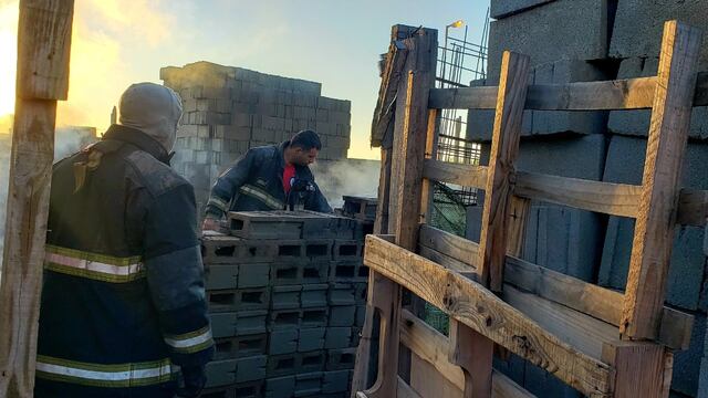 Los bomberos debieron acudir al lugar pero no pudieron salvar la precaria vivienda.