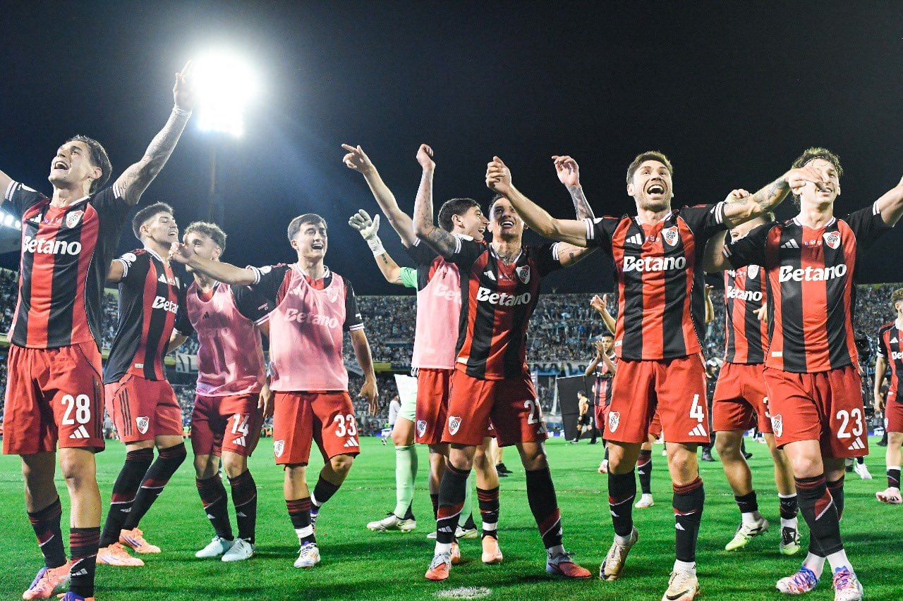 Los jugadores de River festejan el pase a la semifinal (Prensa Copa Argentina).