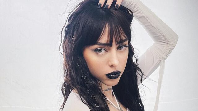 La rosarina de 21 años dejó de lado el pelo largo negro que usó en el videoclip de "Entre nosotros".