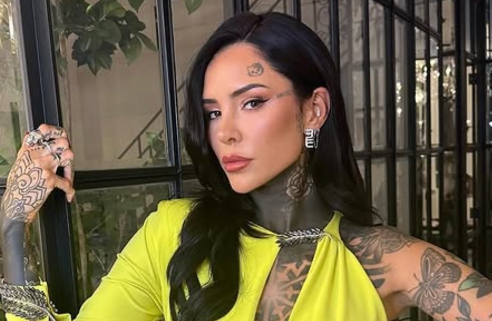 Desde Punta del Este, Cande Tinelli eligió un minivestido a puro encaje y botas XL