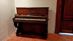 Filmó a un "fantasma" tocando el piano de su casa.