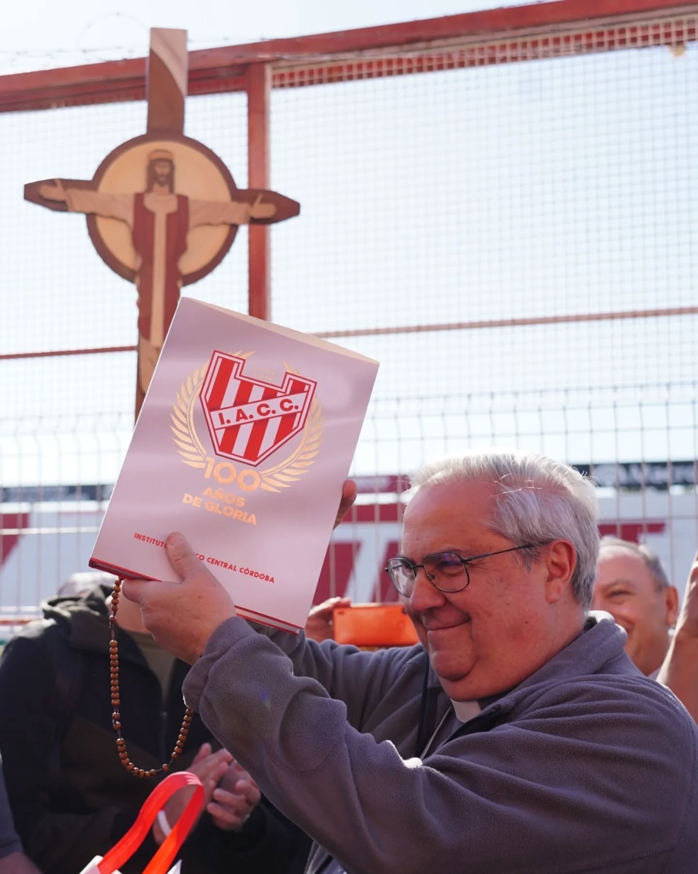 Instituto recibió la bendición del arzobispo de Córdoba en el Monumental. (Prensa IACC).