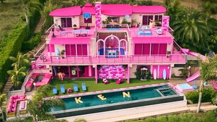 Pileta, tobogán y pista de baile: así es la casa de ensueño de Barbie que llegó a Malibú