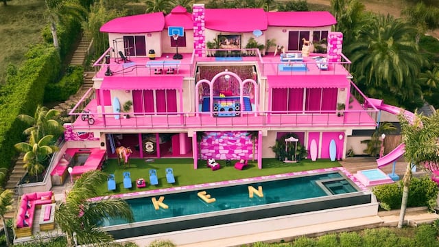 Pileta, tobogán y pista de baile: así es la casa de ensueño de Barbie que llegó a Malibú