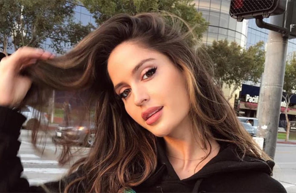 Natalia Barulich, la ex de Maluma, posó con un vestido blanco braless y casi muestra de más