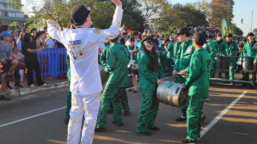 La Estudiantina posadeña 2025 entra en su recta final con las últimas noches de desfile.
