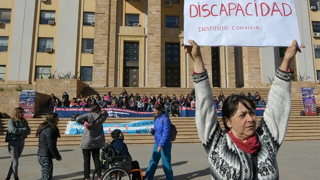 Protesta de familiares y trabajadores de la discapacidad